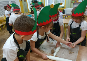 Uczniowie w czapkach elfów przystąpili do pracy.