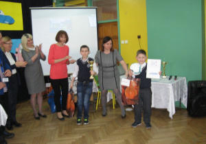 Uczniowie z SP 29 zajęli III miejsce i odbierają puchar oraz nagrody.