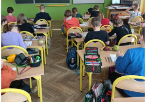 Przypominamy sobie Piramidę Zdrowego Żywienia i Stylu Życia.