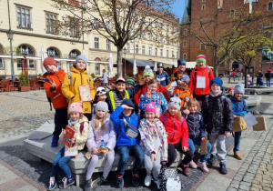 Klasa 2b zadowolona po ukończonej grze terenowej.