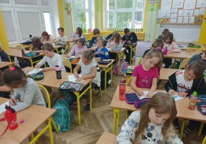 Rozmawialiśmy o roli wody w życiu człowieka, a teraz rozwiązujemy kartę pracy.