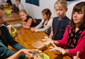 Wyrabianie ciasta i ubijanie masła.