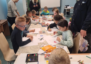 Dzieci uczestniczą w twórczych warsztatach.