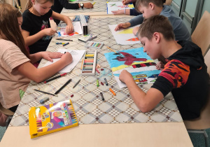 Dzieci wykonują ilustrację do przeczytanej opowieści.