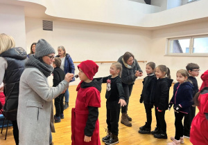 Krasnale mają różowe policzki.