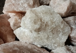 Tak wyglądają bryłki soli wydobywanej w kopalni w Kłodawie.