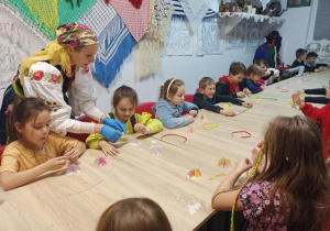 Pracując słuchamy i poznajemy bożonarodzeniowe tradycje kultywowane na Ziemi Łowickiej.