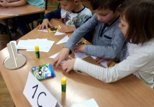 Klasa 1C układa puzzle przestawiające znak drogowy