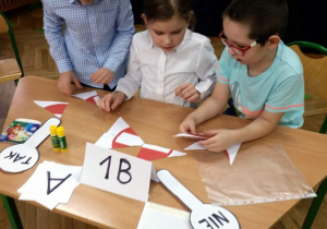 Klasa 1B układa puzzle przedstawiające znak drogowy