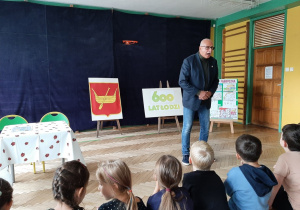 Pan Krzysztof opowiada dzieciom o historii naszego miasta.