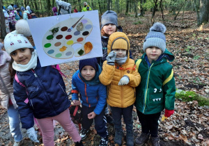 Wszyscy uważnie szukają okazów przyrodniczych.