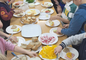 Uczniowie kl. IIc robią zdrowe i kolorowe kanapki.