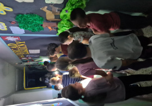 Szukanie w ciemnościach produktów do zrobienia posiłków.
