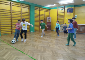Gra w piłkę nożną.