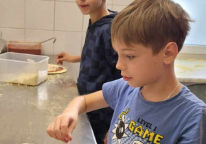 Antek i Yehor robią pizzę z podwójnym serem.