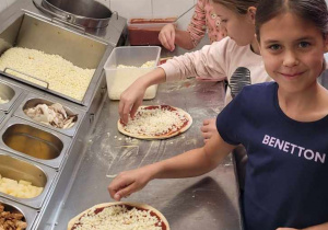 Oleksandra, Ola i Aleksandra w trakcie przygotowania pizzy.