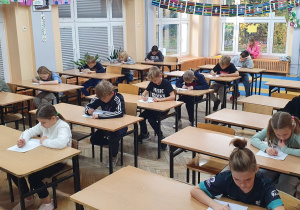 Uczniowie klas 3 podczas konkursu "Mistrz tabliczki mnożenia".