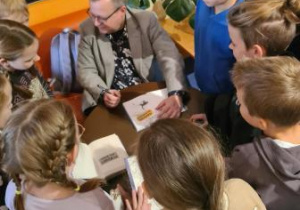 Czas na autografy od pisarza Marcina Przewoźniaka.