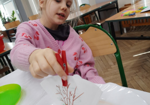 Drzewo "pije" wodę.