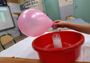 Balon nadmuchany dwutlenkiem węgla.