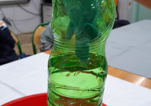 Rękawica sama się nadmuchuje?