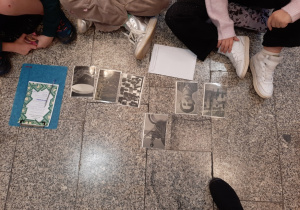 Tropiciele historii podczas pracy.