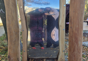 W krzywym zwierciadle.