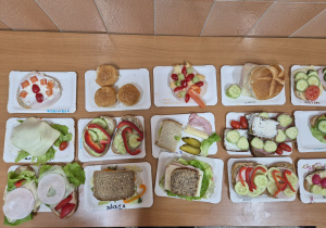 Zdrowe kanapki przygotowane przez uczniów klasy 1a.