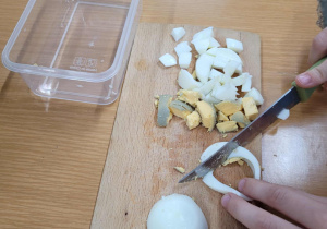 Uczeń klasy 1c kroi jajko.