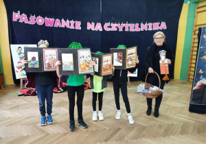 Pani bibliotekarka wita pierwszaki.