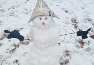 Bałwanek w czapce i rękawiczkach.