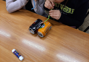 Dmuchanie pomiędzy puszki.